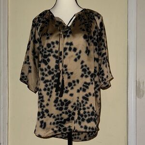 Dana Buchman Black and Tan Geometric Top!